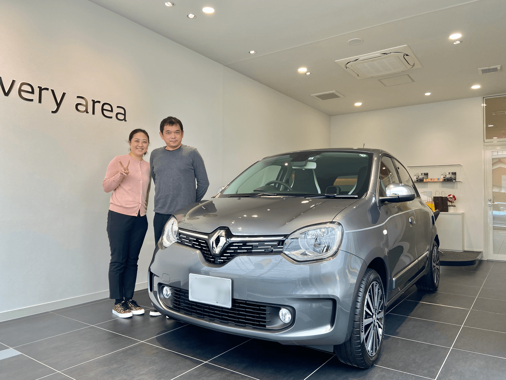 Renault Japon ルノー横浜青葉 ご納車 トゥインゴ サンドレ 第一号 素敵なご夫婦